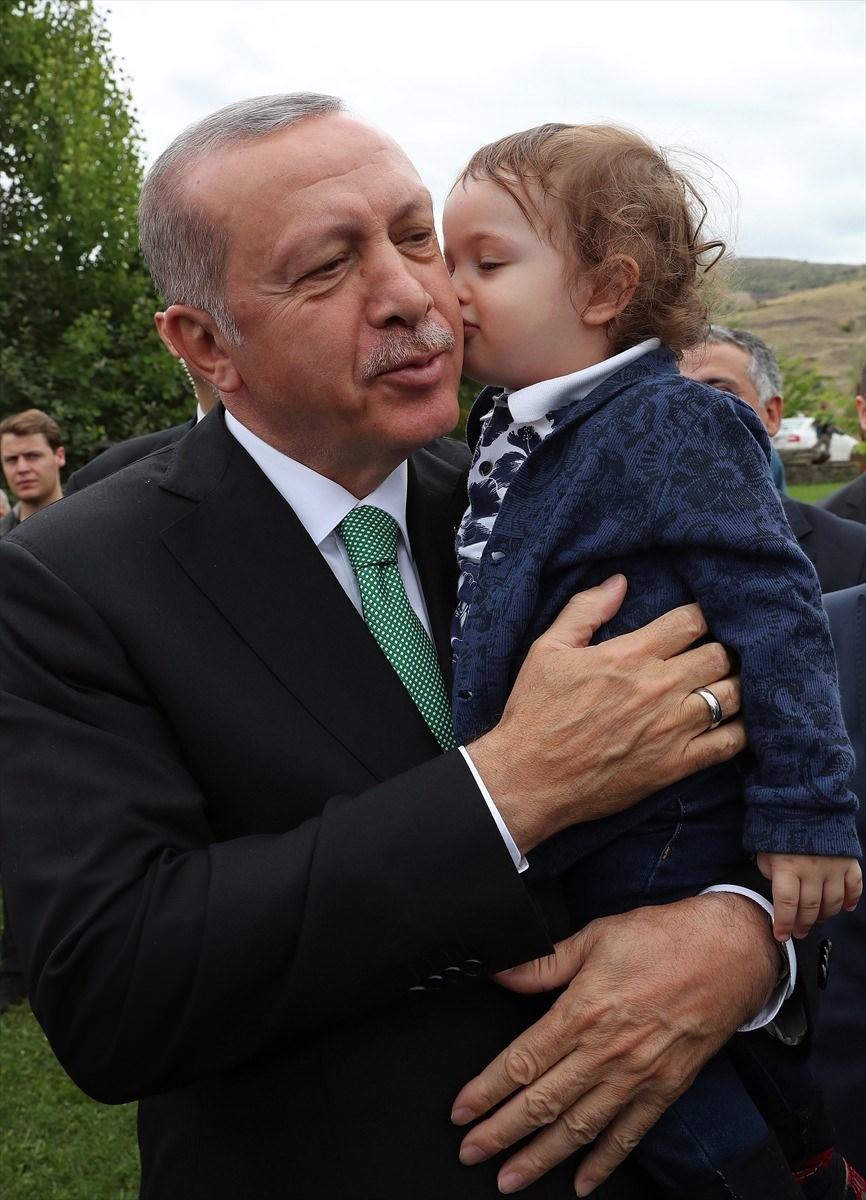 <p>Türkiye Cumhurbaşkanı Recep Tayyip Erdoğan, Bayburt'ta Baksı Müzesi'ni ziyaret etti. Erdoğan, buraya gelişinde bir çocukla yakından ilgilendi.</p>

<p> </p>

