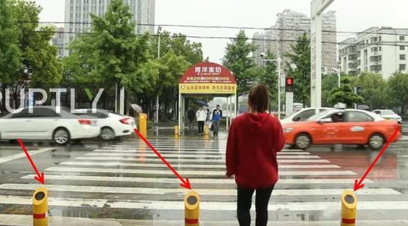 <p>&Ccedil;inlilerin geliştirdiği bu &ccedil;ılgın buluş, yayaların kırmızı ışıkta ge&ccedil;mesini bakın nasıl engelliyor? Eminiz b&ouml;yle bir şey aklınıza hi&ccedil; gelmedi!</p>

<p>&nbsp;</p>
