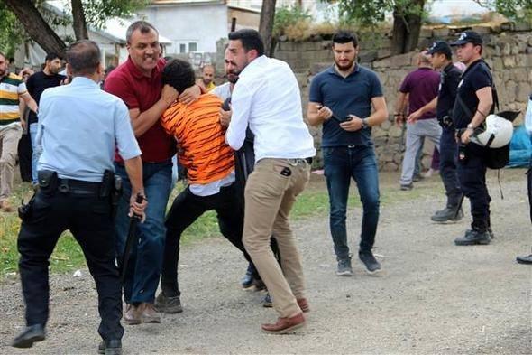 <p>100&rsquo;e yakın kadın, &ccedil;ocuk ve erkeğin karıştığı taşlı, bı&ccedil;aklı ve sopalı kavgada mahalle savaş alanına d&ouml;nd&uuml;.</p>
