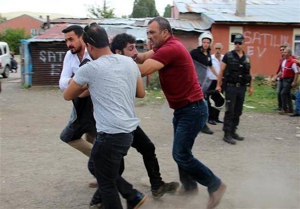 <p>Olay yerine sevk edilen polis ekipleri meydan muharebesine d&ouml;n&uuml;şen kavgaya m&uuml;dahale ederek tarafları g&ouml;zaltına aldı.</p>
