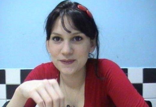 <p>Ama milyonlarca kişi onu bu koyu renk saçlarıyla değil kızıl renge boyadığı saçlarıyla tanıdı</p>

<p> </p>
