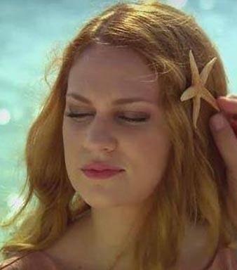 <p>Farah Zeynep Abdullah da Öyle Bir Geçer Zaman ki dizisinin çekimlerine başlarken saç rengini değiştirdi. Şöhret ona kızıl saçlarıyla geldi.</p>

<p> </p>
