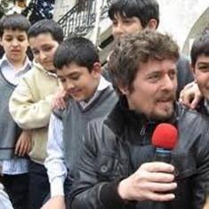 <p>Horozoğlu, 2001 yılında Anadolu Üniversitesi Devlet Konservatuarı Tiyatro Bölümü'nden mezun oldu. İstanbul Devlet Tiyatrosu, Çığır Sahnesi Oyuncuları, Semaver Kumpanya gibi çeşitli topluluklarla çalıştı</p>

<p> </p>
