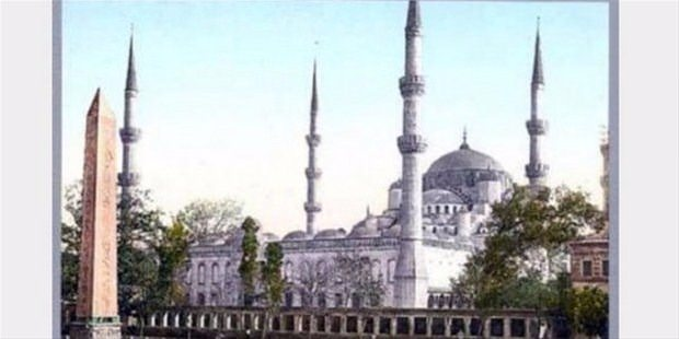 <p>Sonunda Sultan Abdülhamid´in cenazesi dualar, tekbirler eşliğinde dedesi Sultan 2. Mahmud için inşâ edilen ve amcası Sultan Abdülaziz´in de medfun bulunduğu türbeye 'Allah! Allah!' nidalarıyla getirildi ve hürmetle kabre indirilip defnedildi...</p>
