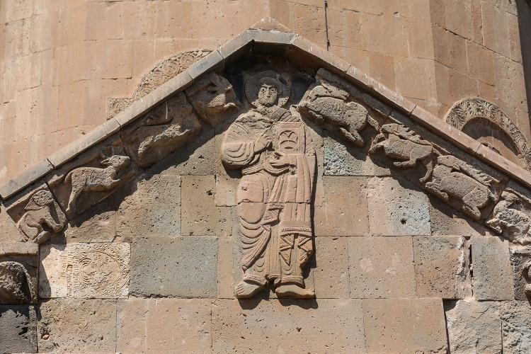 <p>Sürekli yer değiştirerek çobanın adaya gelmesini engeller. Yüzmekten yorulan genç, "Ah Tamara" diyerek gölün suları arasında kaybolur. O günden sonra ada, "Ah Tamara" ismiyle anılır.</p>
<p> </p>