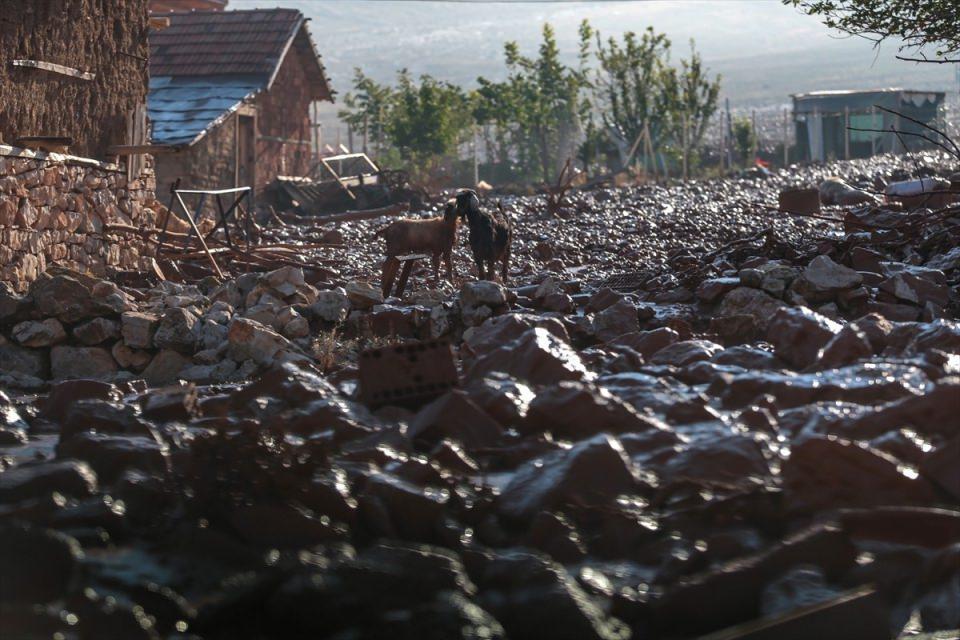 <p>Elmalı ilçesinde önceki akşam saatlerindeki sağanağın ardından yaşanan selde de Salur, Yılmazlı ve Eskihisar mahallelerindeki 12 ev, 450 dekar sera ve tarım arazileri zarar görmüştü.</p>
<p> </p>