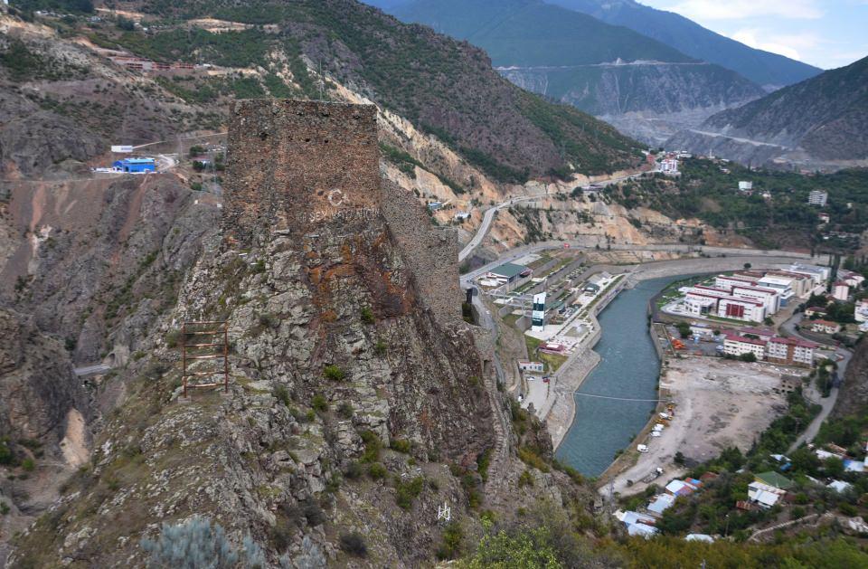 <p>Kocatepe, kalenin şehrin destinasyon merkezi olmasını istediklerine de işaret ederek, bu kapsamda kalenin öncelikle askeri alan sınırlarından çıkarıldığını ve yapılan projeyle 750 bin lira destek aldıklarını belirtti.</p>