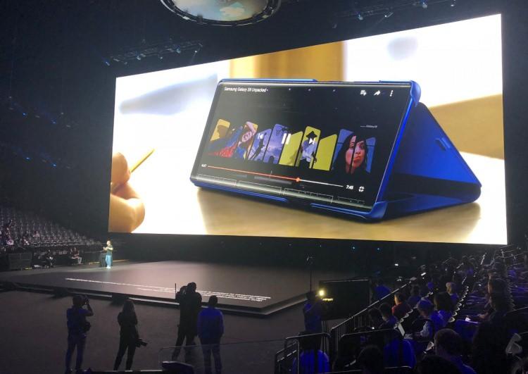 <p>Note 9 6.4 inç ekrana ev sahipliği yapıyor.</p>

<p>Super AMOLED paneli kullanmaya devam eden Samsung, çentiklik ekran tasarımı yerine, kavisli ekran ile Infinity Display anlayışını sürdürüyor.</p>
