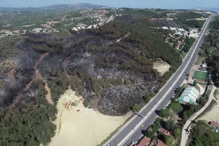 <p>Rüzgarın etkisini yitirmesi ile yangın, havadan ve karadan 150'ye yakın arazöz ve itfaiyenin müdahalesi ile saat 16.00'da nispeten kontrol altına alındı. Ancak yangının meydana geldiği bölgede bulunan iki villanın çatısı yandı.</p>