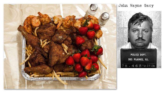 <p>John Wayne Gacy, 52 yaşında 33 kişiyi öldürmekten ve tecavüzden idama mahkum edildi. Son yemeğini ailesiyle birlikte cezaevinin bahçesinde piknik yaparak yedi. Herkes kurban ettiği kişilerden daha kolay bir ölüm yaşadığını söyledi.</p>
<p> </p>