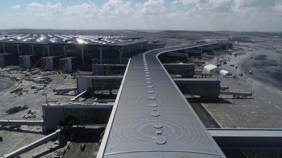 <p>İstanbul Yeni Havalimanı açılışına 3 aydan daha kısa bir süre kaldı. Havacılık tarihinin en kapsamlı göçüne hazırlanan Yeni Havalimanı’na Atatürk Havalimanı’nda faaliyet gösteren 11 havacılık ve yer hizmetleri şirketi 46 bin personeliyle birlikte gidecek. </p>
