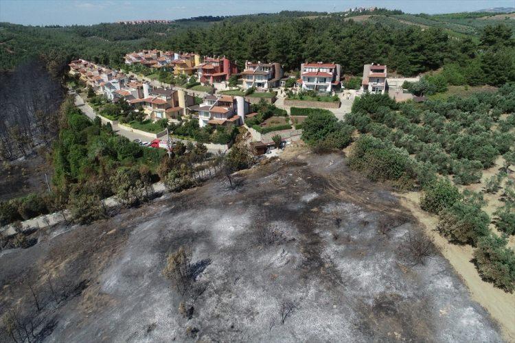 <p>Bursa Valisi İzzettin Küçük, Büyükşehir Belediye Başkanı Alinur Aktaş ile Orman Bölge Müdürü Yalçın Akın, Mudanya'ya gidip yapılan söndürme çalışmalarını yerinde izledi.</p>