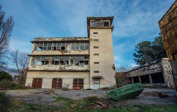 <p>1991 yılında Sovyetler Birliği'nin dağılmasıyla, öylece bırakıldı.</p>
