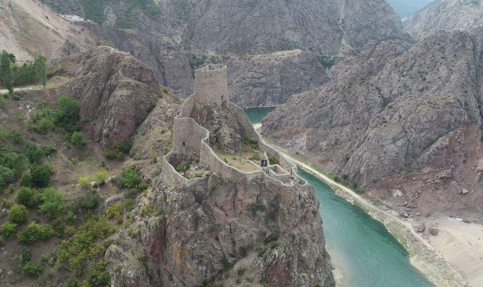 <p>Osmanlı ve Gürcü medeniyetinin izlerini taşıyan ancak askeri bölge içinde kaldığı için izin alınmadan gezilemeyen bin yıllık Artvin Kalesi, turizme kazandırılarak ziyarete açılacak.</p>