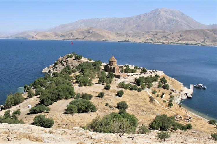 <p><strong>7 ayda 83 bin kişi ziyaret etti</strong></p>
<p>Adanın güzellikleriyle turistleri cezbettiğini belirten Aktuğ, "Bu yıl 7 aylık sürede adayı ziyaret eden turistlerin sayısı 83 bin civarında. Van dışından gelen herkes mutlaka Akdamar Adası'nı ziyaret ediyor. Geçtiğimiz yıla oranla rakamların arttığını biliyoruz." dedi.</p>