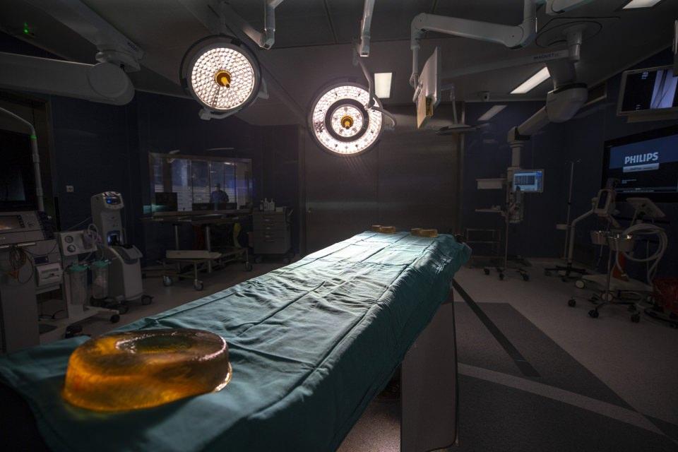 <p>"Merkezimizde bulunan hibrit ameliyathane de hibrit özelliği açısından dünyada sayılı olanlardan biri. Aynı ameliyathane içerisinde hem MR hem de tomografi cihazları mevcut. Hibrit ameliyathaneler, herhangi bir cerrahi işlem sırasında görüntüleme cihazlarına ihtiyaç duyulduğunda, aynı alanda bulunan görüntüleme cihazlarını kullanmayı, dolayısıyla ameliyat sırasında veya sonrasında hastanın başka ünitelere transfer edilmelerine gerek kalmamasını sağlamakta. Bizim hibrit ameliyathanemizde bulunan tomografi cihazımızın anjio işlemlerine de uygun olması, kardiyolojinin anjiyo ünitesinde yapılan görüntüleme işlemlerini, bu ünitede yapmamıza olanak vermektedir. Bu özellikle kardiovasküler cerrahi girişimler açısından çok önemli bir ayrıcalık."</p>
<p> </p>