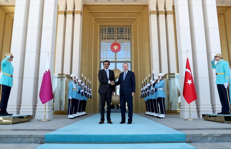 <p>Türkiye Cumhurbaşkanı Recep Tayyip Erdoğan, Cumhurbaşkanlığı Külliyesi'nde Katar Emiri Şeyh Temim bin Hamed Al Sani'yi resmi törenle karşıladı.</p>

<p> </p>
