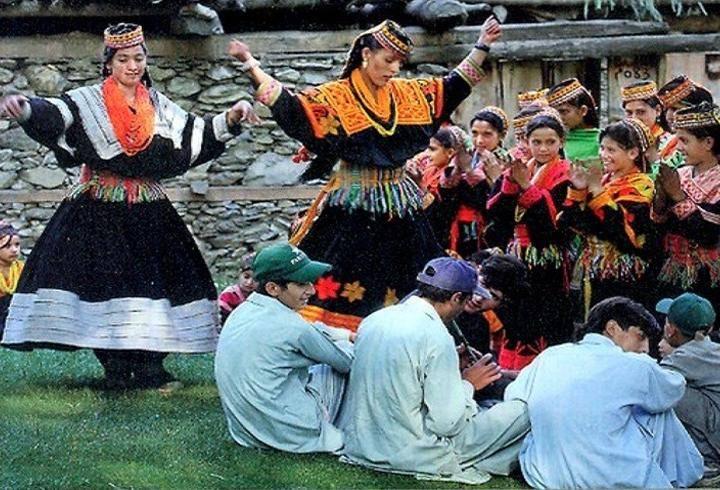 <p>En eski Türk dilini konuşuyor ve kültürünü eksiksiz yaşatıyorlar.</p>