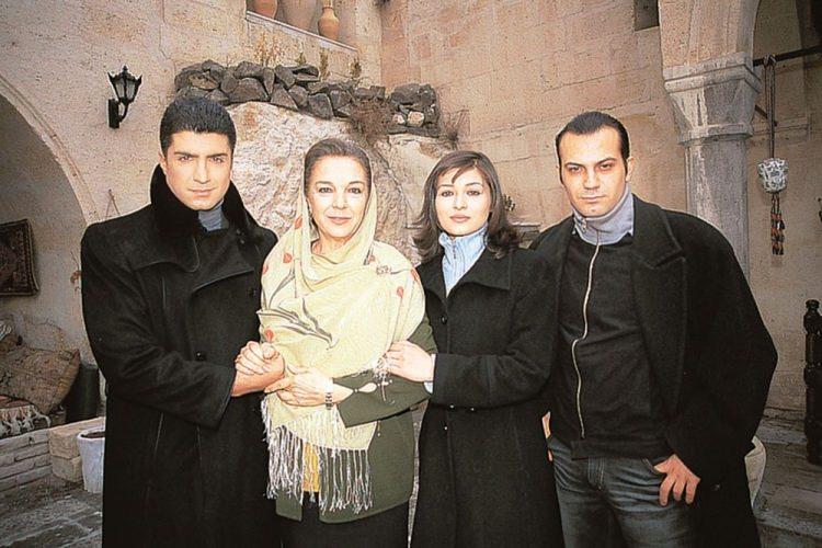 <p><strong>ASMALI KONAK / 2002 - 2004 </strong></p>

<p>ÖZCAN DENİZ, NURGÜL YEŞİLÇAY</p>

<p>DRAM</p>
