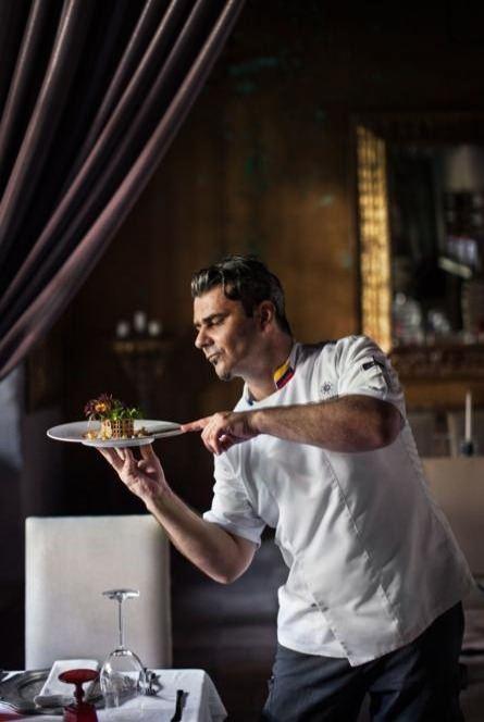<p>Masadaki Yemek kategorisinde birinci olan Tom Parker'in fotoğrafında Kolombiya'nın Cartegena kentindeki bir otelde yaptığı yemeği sunan bir şef görülüyor.</p>
