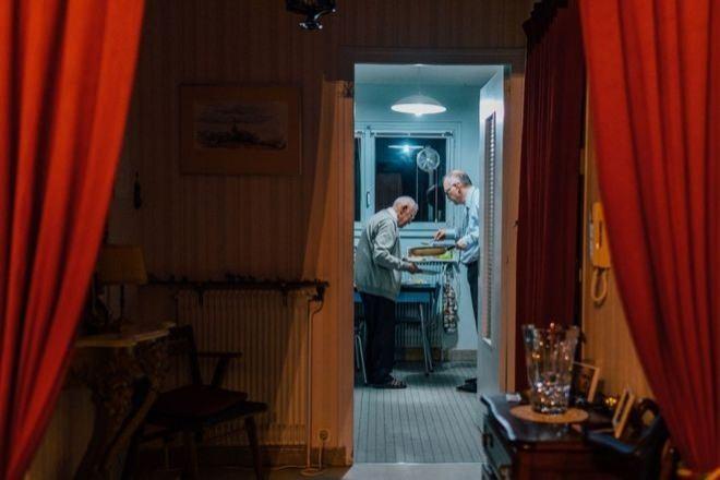 <p>Flandre Aile Yemeği kategorisinde de babasını ve dedesini birlikte Noel yemeği pişiririken çektiği bu fotoğrafla birinci oldu.</p>