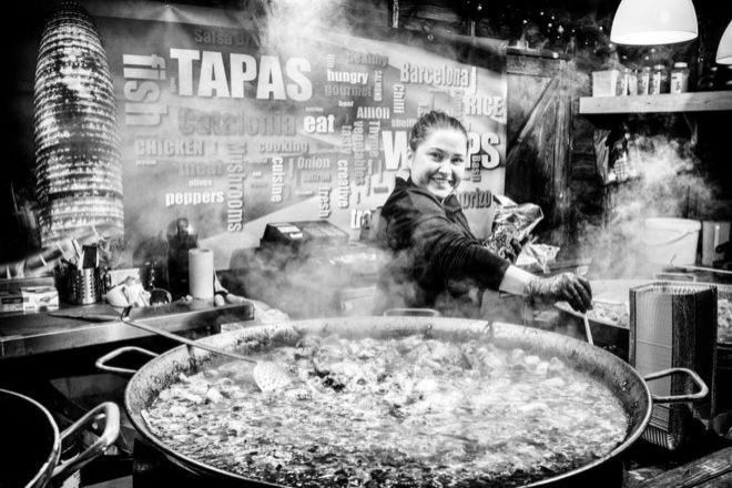 <p>Derek Snee'nin, İngiliz Yiyecek Festivalleri kategorisinde birinci olan fotoğrafı. Paella pişirilen tezgahı gösteren Fotoğraf Newcastle kentindeki Noel Pazarı'nda çekildi.</p>