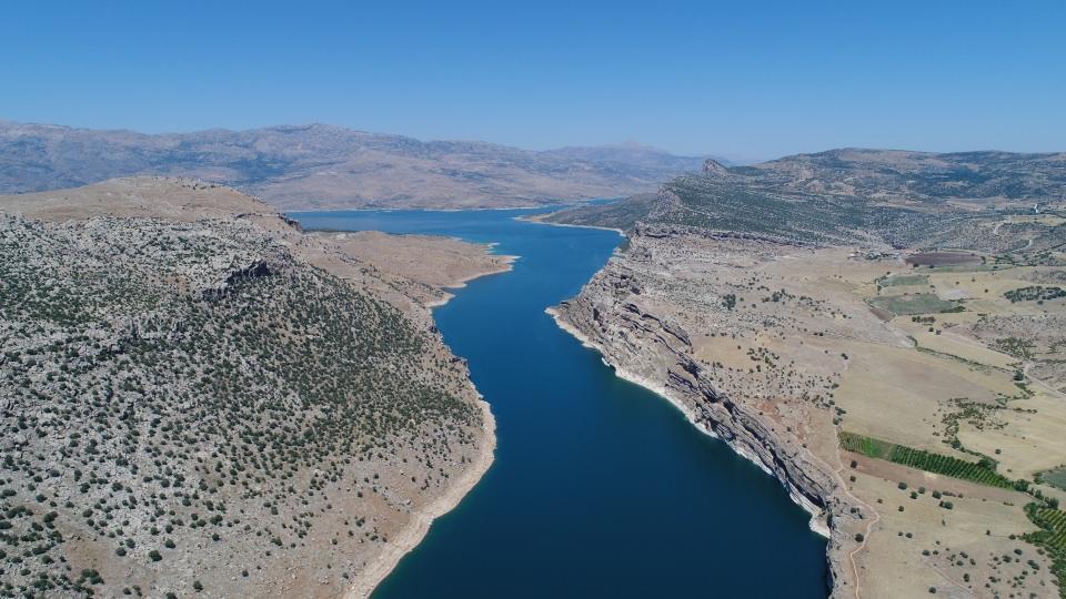 <p><strong>"Fırat hırçın, Dicle sakin"</strong></p>

<p>Harran Üniversitesi (HRÜ) Fen Edebiyat Fakültesi Coğrafya Bölümü Başkanı Doç. Dr. Sedat Benek, AA muhabirine yaptığı açıklamada, ilkbahar döneminde Fırat Nehri'nin debisinin yağışların etkisiyle yükseldiğini bildirdi.</p>
