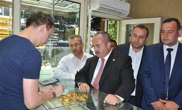 <p>Kırıkkale’de bir iş adamı, Cumhurbaşkanı Recep Tayyip Erdoğan’ın çağrısı üzerine elindeki dolar ve altınlarını bozdurdu. </p>
<p> </p>