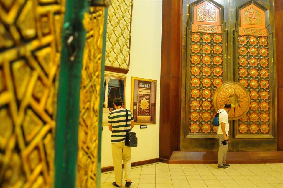 <p>Sergi salonunda 1576 tarihinden kalan Safa Kapısı Kemeri de sergileniyor. Ecdat yadigarı tarihi eserler arasında Minber Kapısı da göze çarpıyor.</p>

<p> </p>
