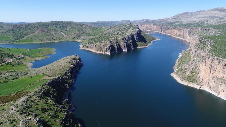 <p>Fırat ise erkeğe benzetilir. İşte toplam uzunluğuna baktığımız zaman yaklaşık 2 bin 800 kilometre Ortadoğu'nun en uzun nehri ve en geniş havzasına sahip akarsuyu konumundadır. </p>
