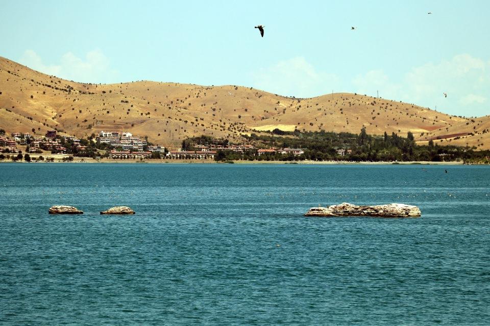 <p>Elazığ'ın Sivrice ilçesindeki Hazar Gölü'nde bulunan ve halk arasında "Batık Şehir" adıyla bilinen tarihi yerleşim alanının UNESCO Dünya Mirası Geçici Listesi'ne dahil edilmesi hedefleniyor.</p>
