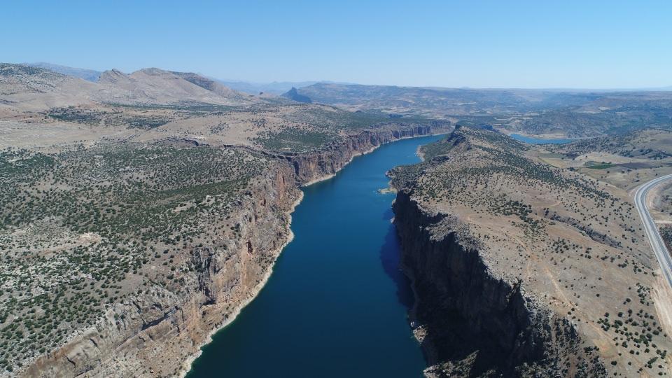 <p>Özellikle Güneydoğu Anadolu Bölgesinde birçok erkeğe çocuğa "Fırat" adı verilirken kız çocuklarına bölgenin bir diğer nehri olan "Dicle" ismi konuluyor. Nehir, aynı zamanda türkülere, romanlara ve şiirlere de konu oluyor.</p>
