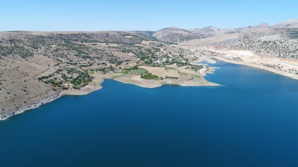 <p>Yaklaşık 2 bin 800 kilometreyle Ortadoğu'nun en uzun akarsuyu olan Fırat Nehri, maddi ve manevi öneminin yanı sıra geçtiği bölgeleri sosyal ve kültürel açıdan da etkiliyor. </p>
