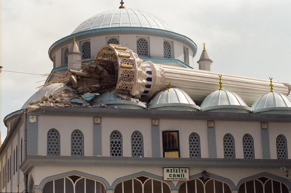 <p>Depremde camiler de hasar gördü. </p>

