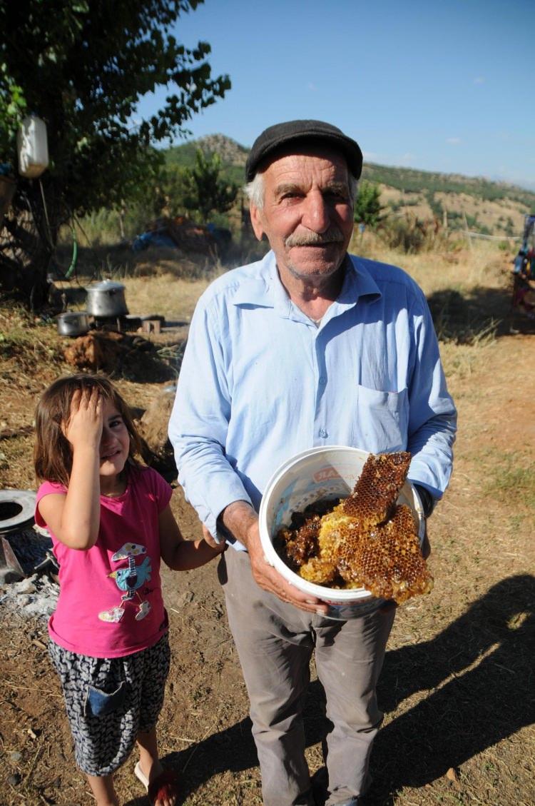 <p>Sonra oğlum motorlu testere ile dörtgen şeklinde bir pencere açıyor. Saldırı olmasın diye arıyı sakinleştirmek için duman veriyoruz. Daha sonra balları çıkarıyoruz, balları çıkardıktan sonra karanlık çökünce bütün arılar aynı yuvada toplanıyor ve bu arıların yaşaması için bu kez arıları kendi kovanlarımıza alarak eve götürüp, orada besliyoruz. </p>