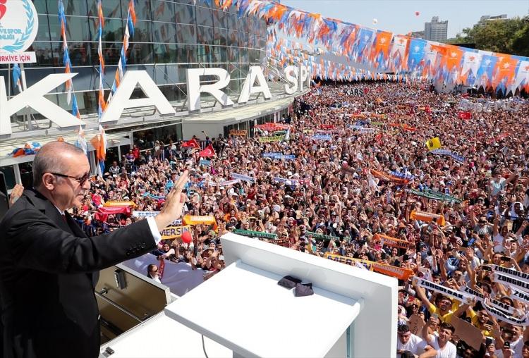 <p>Türkiye Cumhurbaşkanı Recep Tayyip Erdoğan ve eşi Emine Erdoğan, Ankara Spor Salonu'nda düzenlenen AK Parti 6. Olağan Büyük Kongresi'ne katıldı. Erdoğan, kongre öncesinde kendisini dışarıda bekleyen vatandaşlara hitap etti.</p>
<p> </p>