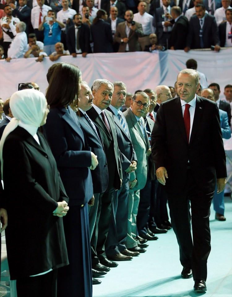 <p>AK Parti 6. Olağan Büyük Kongresi, Türkiye Cumhurbaşkanı ve AK Parti Genel Başkanı Recep Tayyip Erdoğan'ın salona giriş yapmasının ardından başladı.</p>

<p> </p>
