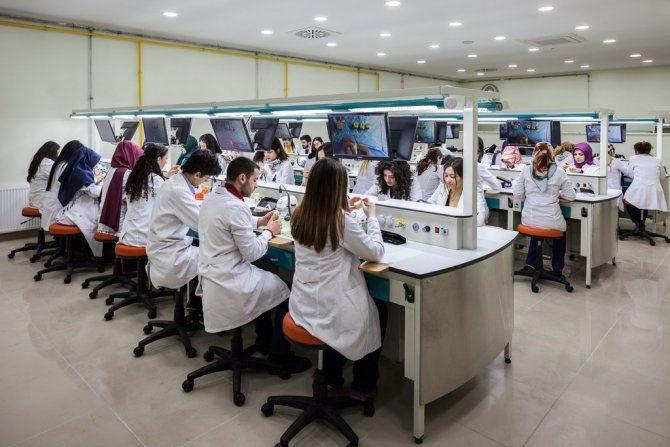 <p>Bu b&ouml;l&uuml;mlerin mezunları, aynı zamanda mezunları en y&uuml;ksek &uuml;cretle işe başlayan b&ouml;l&uuml;mler olarak belirlendi. Tıp fak&uuml;ltesi mezunları, aynı zamanda en y&uuml;ksek &uuml;cretle işe başlıyor.</p>
