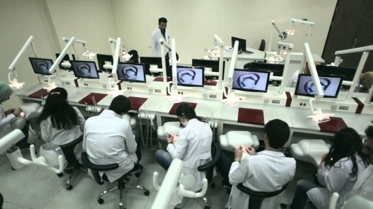 <p>İkinci sırada diş hekimliği</p>

<p>Araştırmanın b&ouml;l&uuml;m bazlı sonu&ccedil;larına g&ouml;re mezunları en hızlı iş bulan b&ouml;l&uuml;m tıp. Tıp fak&uuml;ltesini, diş hekimliği, fizyoterapi ve rehabilitasyon takip ediyor.</p>
