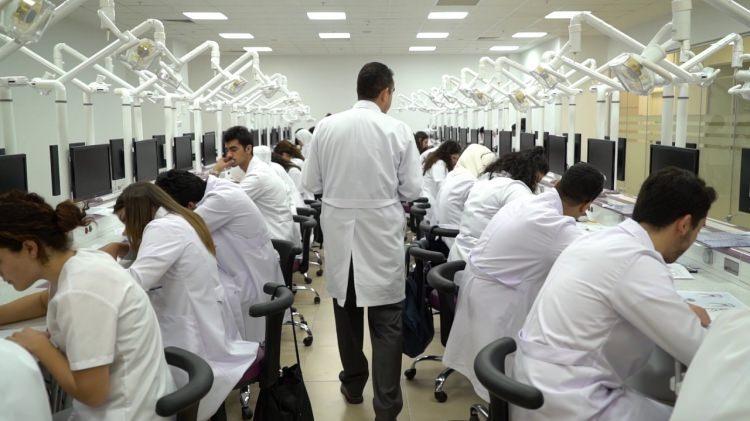 <p>&nbsp;Bu sıralama, &ldquo;mezunları en y&uuml;ksek &uuml;cretle işe başlayan b&ouml;l&uuml;mler&rdquo;in sıralamasını da oluşturuyor. Memnuniyet araştırmasına g&ouml;re de b&ouml;l&uuml;m&uuml;nden en fazla memnun olanlar tıp fak&uuml;ltesi mezunları. Bu b&ouml;l&uuml;m&uuml;, psikolojik danışmanlık ve rehberlik izliyor.&nbsp;</p>
