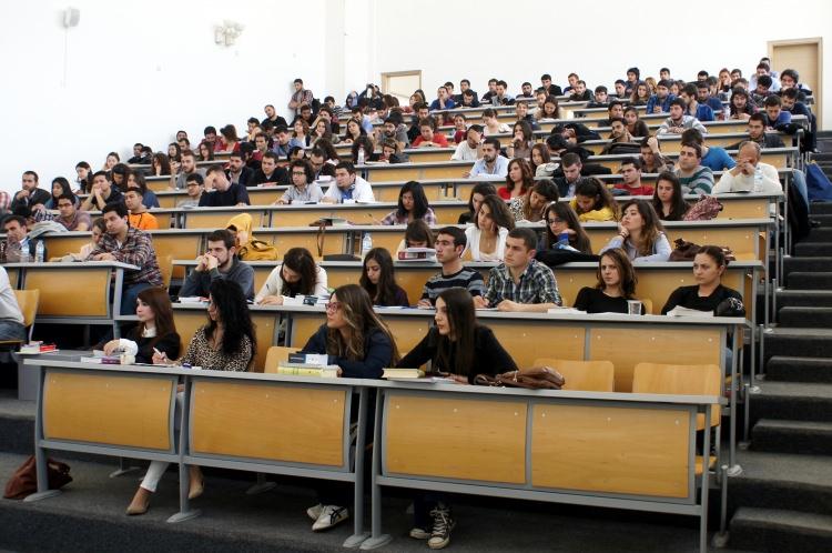 <p><strong>Hukuk mezunları</strong></p>

<p>Hukuk mezunlarının y&uuml;zde 50&rsquo;si de ilk altı ay i&ccedil;inde tam zamanlı bir işe başladığını s&ouml;yl&uuml;yor. Mezun olduktan sonra hi&ccedil; &ccedil;alışmayan hukuk mezunlarının oranı y&uuml;zde 16. Y&uuml;zde 44&rsquo;&uuml; ise ilk işinde asgari &uuml;cretle &ccedil;alışıyor.&nbsp;</p>
