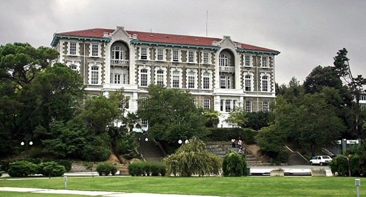 <p><strong>İlk sırada Boğazi&ccedil;i</strong></p>

<p>Devlet &uuml;niversiteleri arasındaki genel sıralamada Boğazi&ccedil;i &Uuml;niversitesi birinci, Orta Doğu Teknik &Uuml;niversitesi ikinci, İstanbul Teknik &Uuml;niversitesi &uuml;&ccedil;&uuml;nc&uuml; sırada yer aldı.&nbsp;</p>
