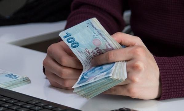 <p><strong>İlk maaş: 3 bin 499 TL</strong></p>

<p>S&ouml;z konusu &uuml;niversitelerden mezun olanlar ilk tam zamanlı işlerinde 2 bin 500 ile 3 bin 499 lira arasında maaş alıyor.</p>
