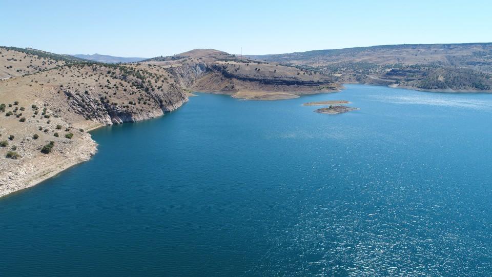 <p>Şanlıurfa, Gaziantep ve Adıyaman illerinin coğrafi sınırını da belirleyen Fırat Nehri üzerinde Atatürk, Keban, Karakaya, Birecik ve Karkamış barajları bulunuyor.</p>
