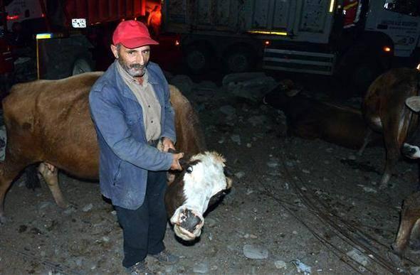 <p>Evlerin damlarında bulunan otlardan çıkan duman sebebiyle itfaiye ekipleri ve yangına müdahele eden köylüler zor anlar yaşadı. Vatandaşlar, dumandan etkilenenlere ayran verirken, aşırı dumandan zehirlenen 42 kişiye köyde bekletilen 3 ambulansta oksijen verildi. </p>
