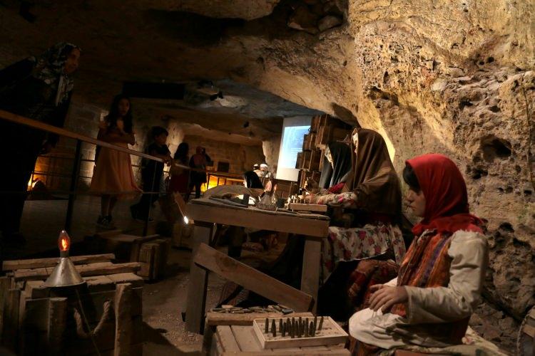 <p>Giriş katta bulunan 12 tarihi odada, Antep Savunmasının belgelerle kronolojik olarak aktarıldığı müzenin altında yer alan bin 100 metrekarelik mağarada ise savaş sahneleri hareketli heykellerle canlandırılıyor. </p>
