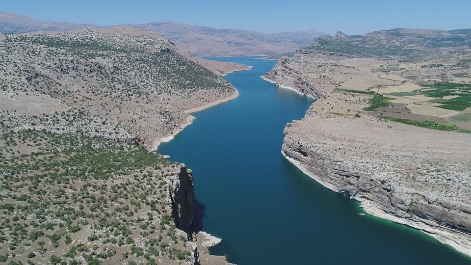 <p>Diğer tarafta da Dicle'de kız ismini görürüz. Nedeni ise Fırat, haşindir çok zor coğrafyaları yararak akar, Dicle ise kıvrımlar çizerek daha sakin akmasından dolayı bir anaya ve kadına benzetilir. </p>
