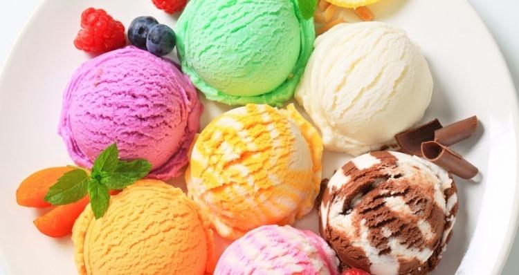 <p>Yaz aylarının enfes lezzetlerinden biri olan dondurmalar, sıcak günlerde iç ferahlatan en güzel yiyeceklerdendir. Özellikle de taze süt ve meyvelerden yapılan dondurmanın tadı damakla hoş bir tat bırakıyor. İşte en nefis dondurmayı yiyebileceğiniz yerler...</p>
