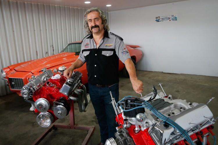 <p>Hurdadan temin ettiği klasik araçları restore eden İzmirli Bülent Palabıyık, yenilediği otomobilleri 200 bin liraya kadar satışa sunuyor.</p>

