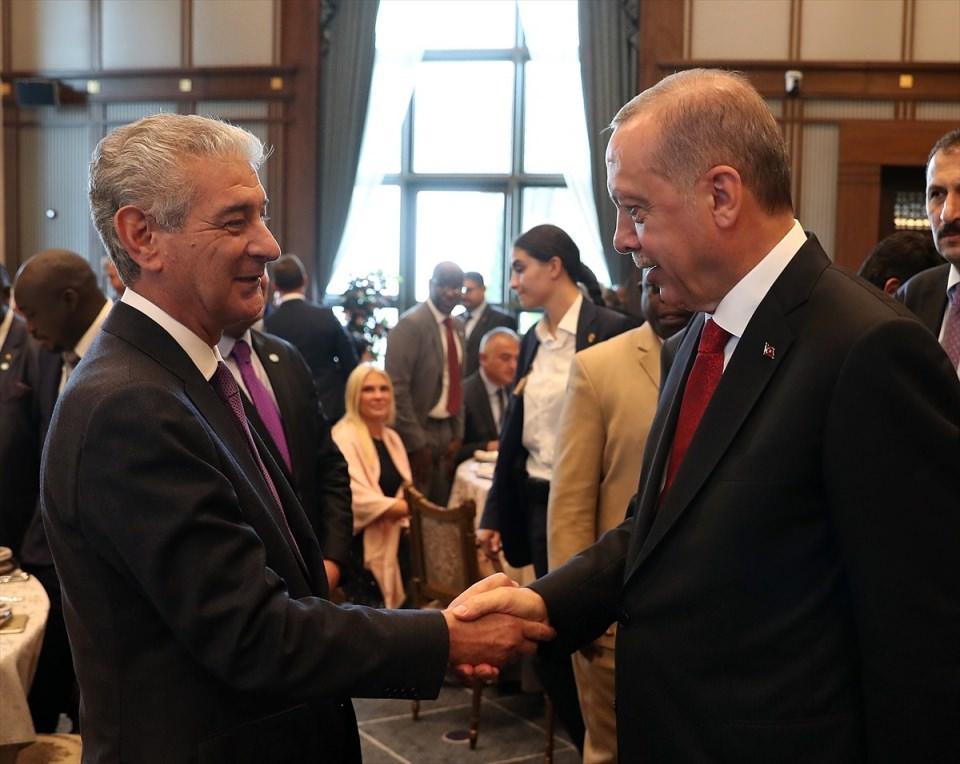 <p>Erdoğan, yemeğe katılan davetlilerle selamlaştı.</p>
